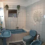 Low-Budget Cozy 3 Bedroom Apt Апартаменты